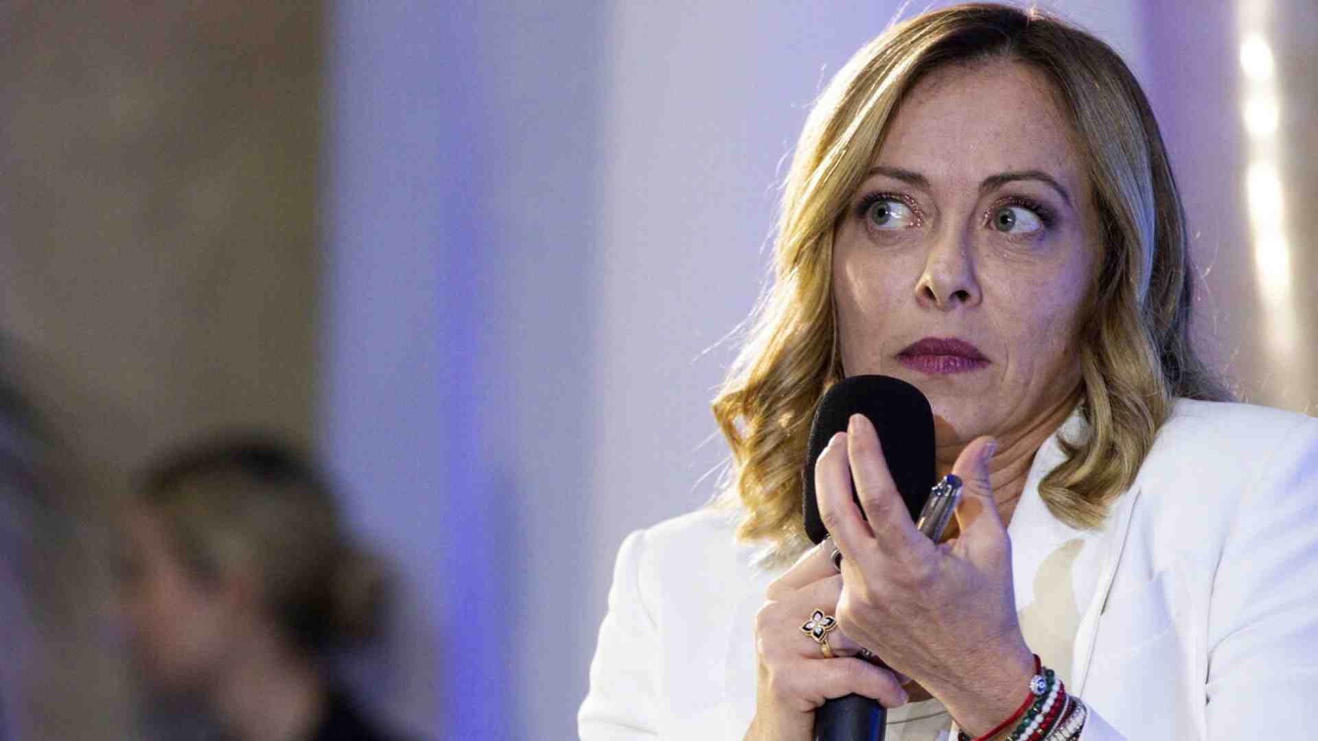 Meloni a due velocità. Cosa rischia il governo con il passo del gambero