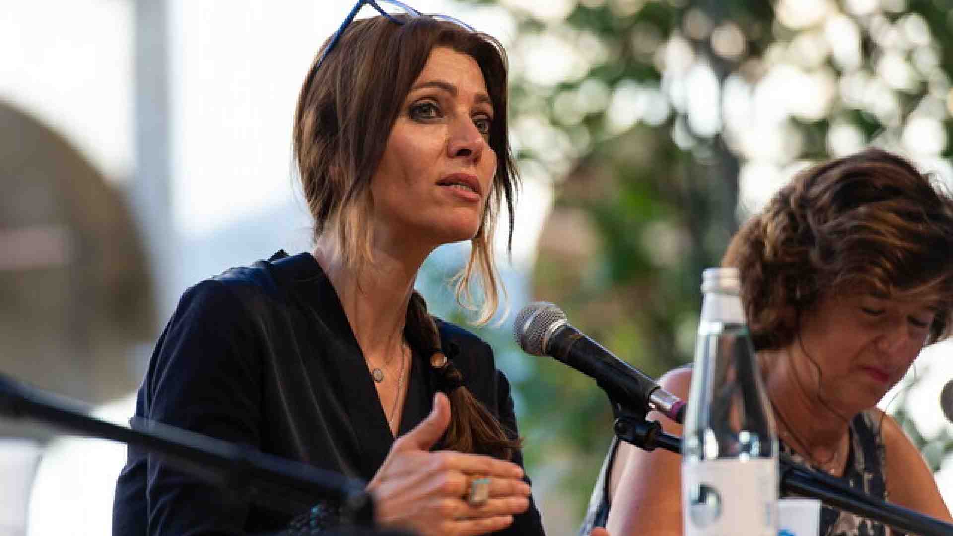 Il giro del mondo con Elif Shafak, che trova i fiumi in cielo attraverso le storie