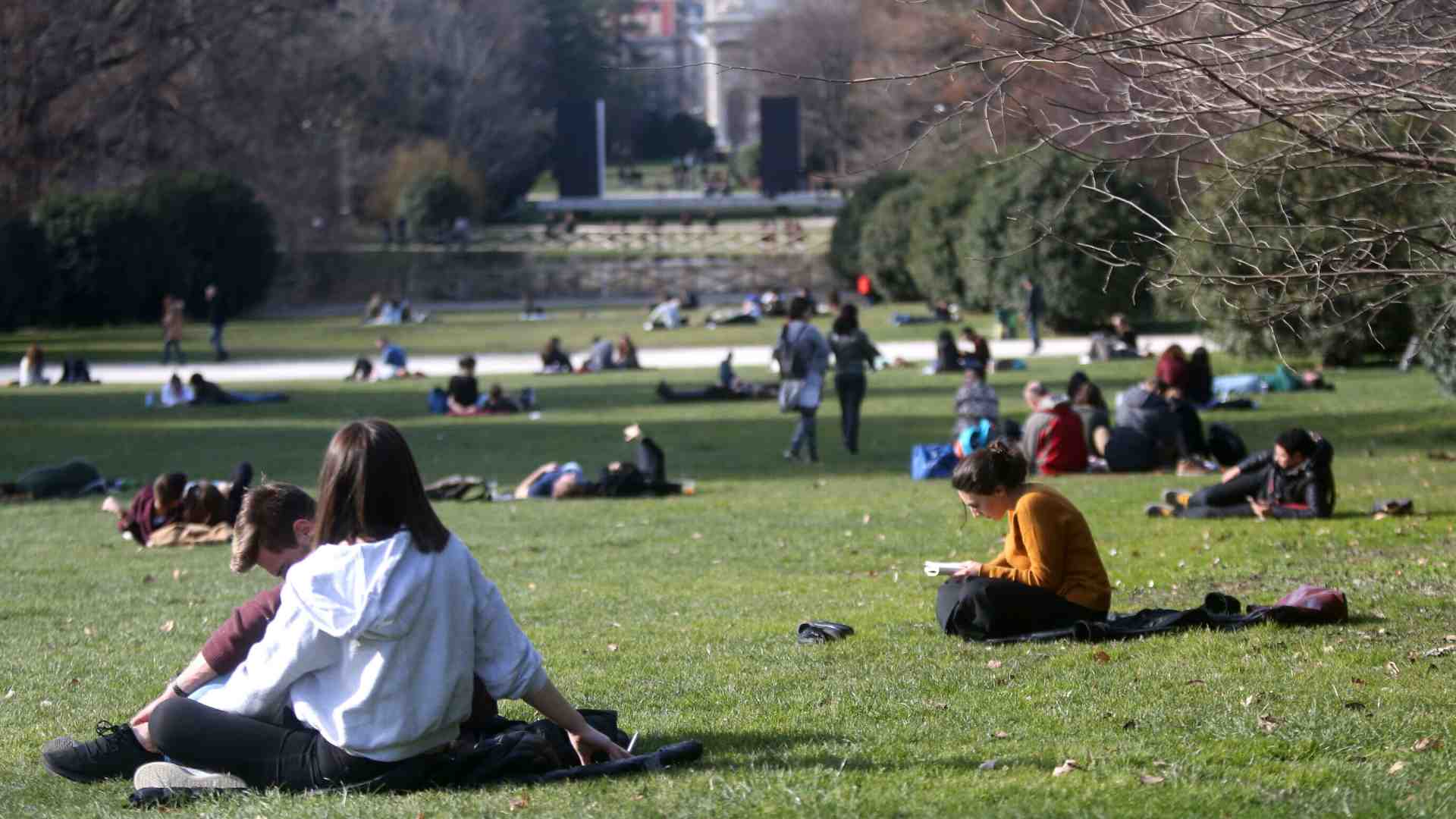 Rassicurante e sedativo, lo scrittore con tisana a tu per tu con la natura