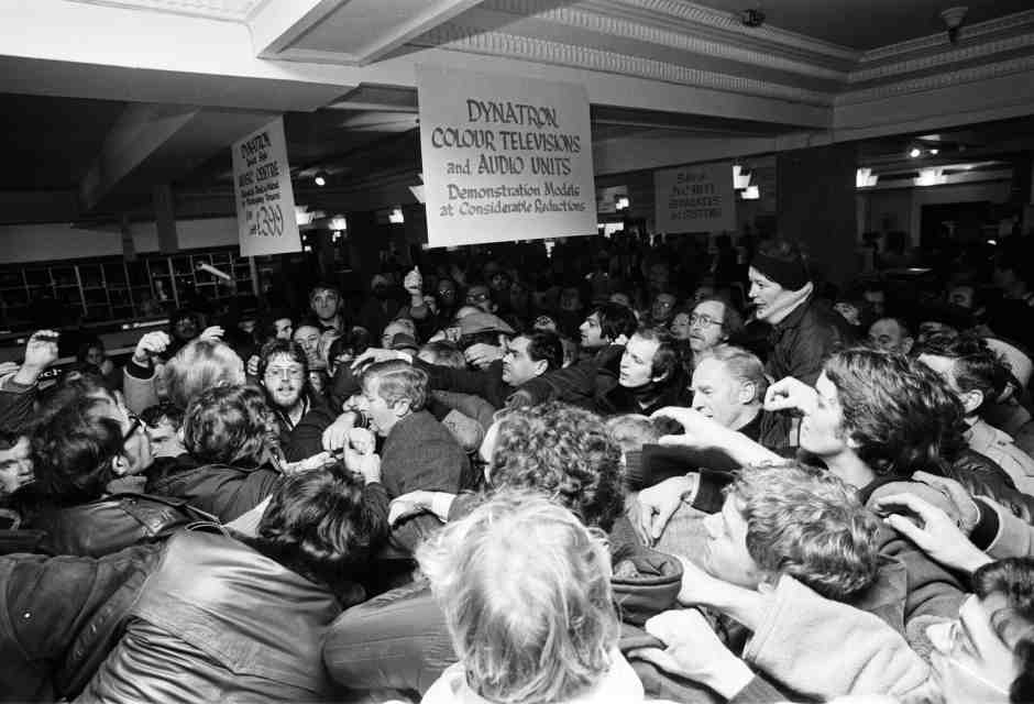 Davanti a una cultura esausta e ripetitiva restano il broncio o la satira