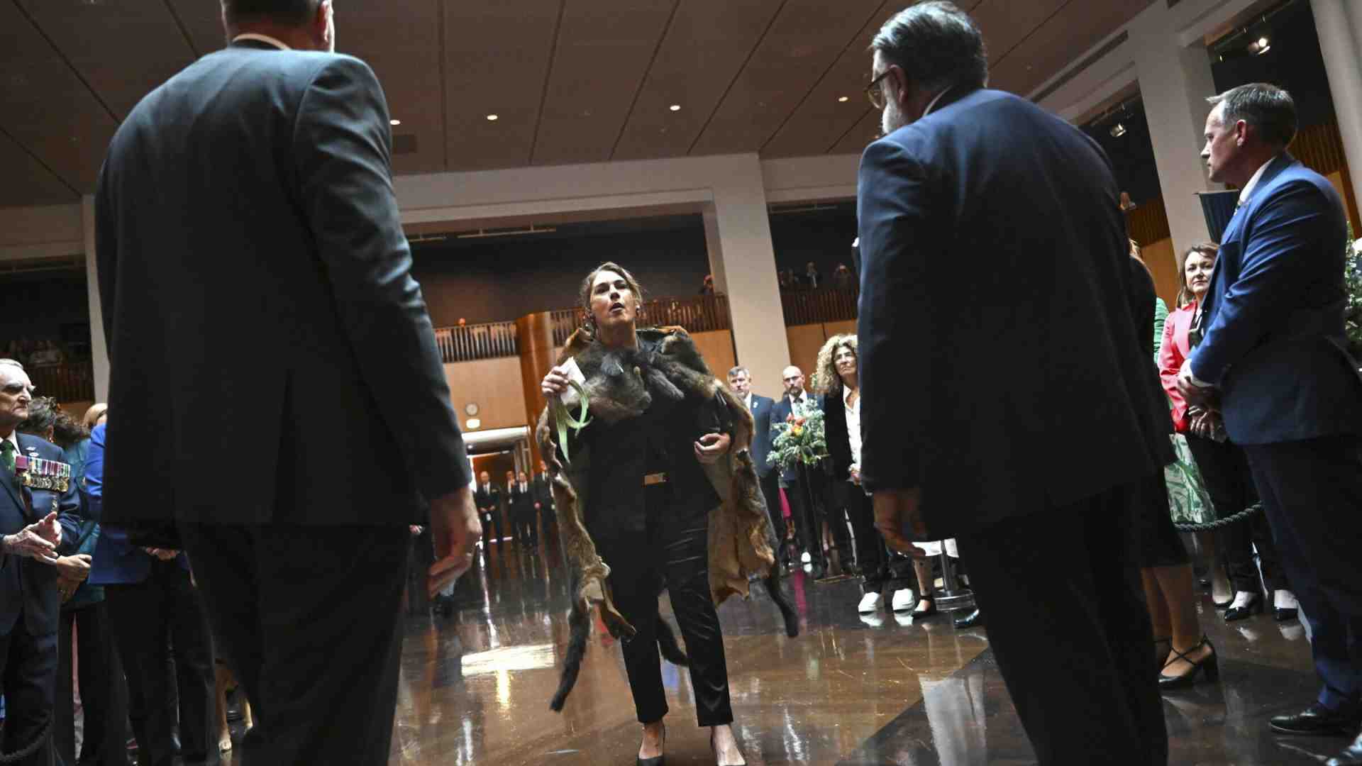 Re Carlo alle prese con le consuete e improbabili richieste di scuse per il passato coloniale