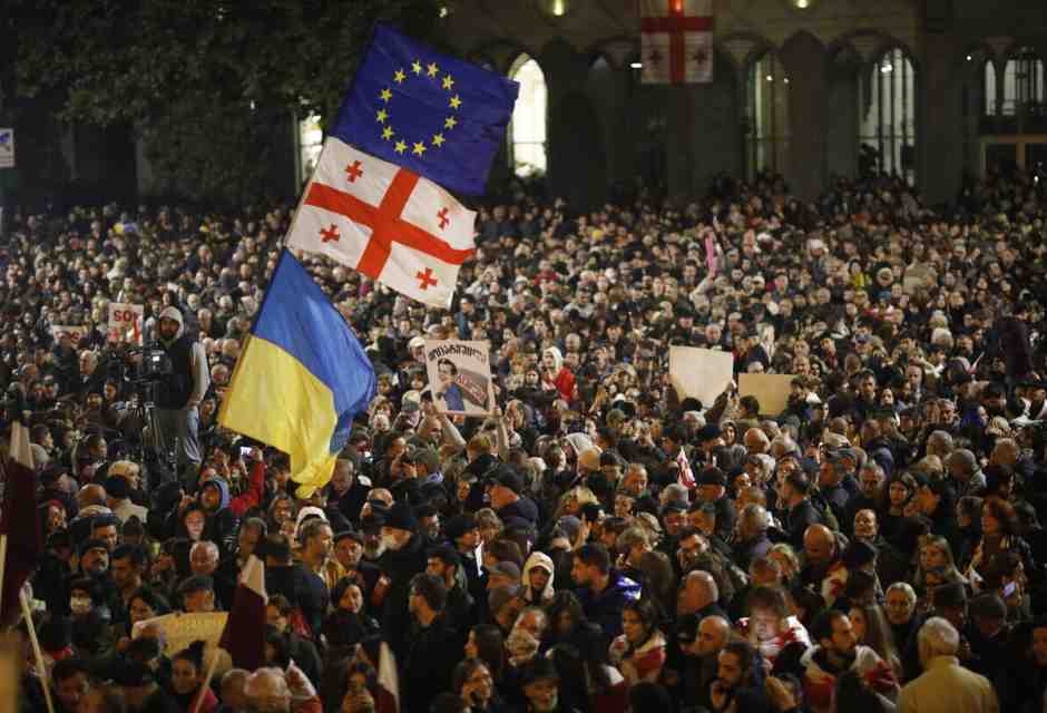 I georgiani danno forza all’opposizione, sfidano Orbán e chiedono: quando arrivano i nostri?