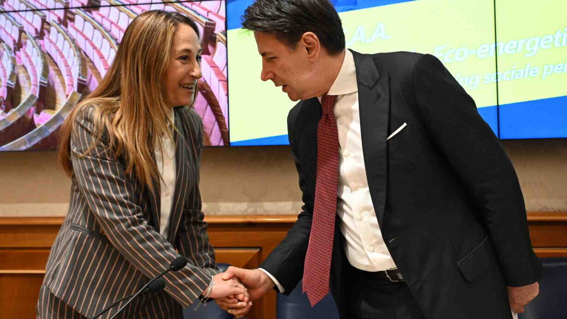 Bagarre nei grillini dopo il flop in Liguria. Grillo: "Si muore traditi dalle pecore". E Taverna: "Conte è il M5s"