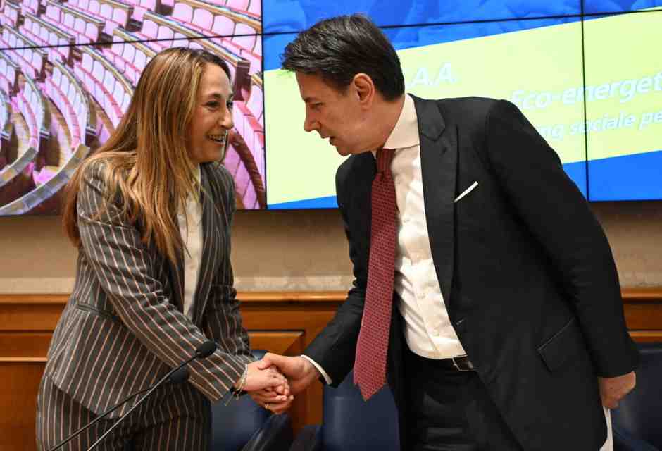 Bagarre nei grillini dopo il flop in Liguria. Grillo: "Si muore traditi dalle pecore". E Taverna: "Conte è il M5s"