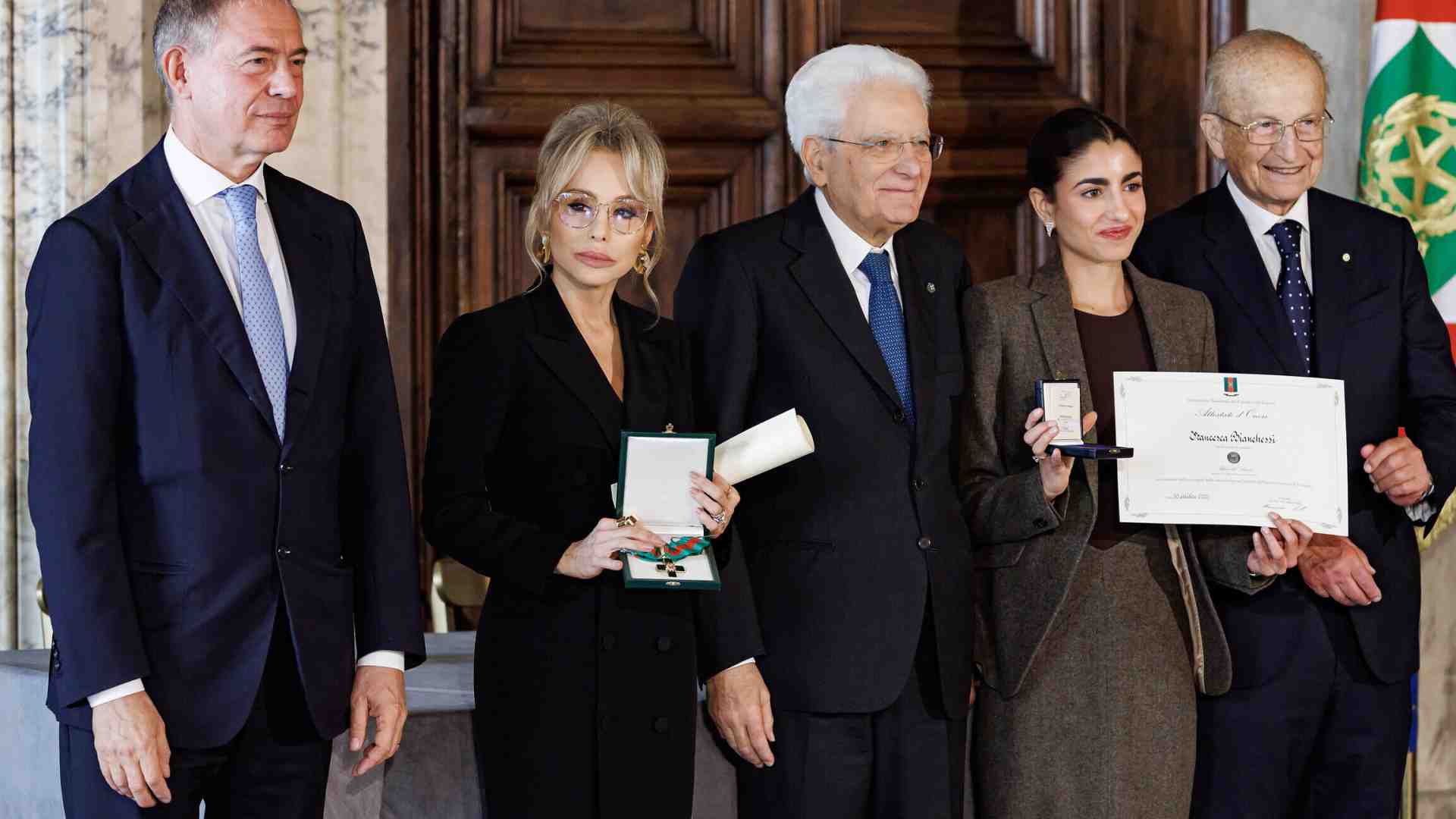 Mattarella riceve i nuovi Cavalieri del lavoro. Marina Berlusconi: “Lo dedico a mio padre”