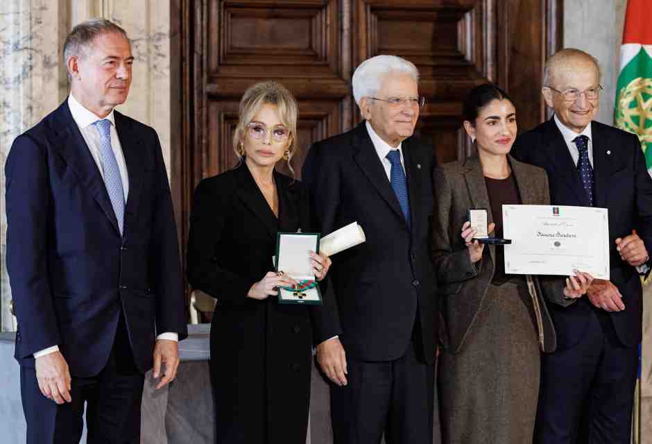 Mattarella riceve i nuovi Cavalieri del lavoro. Marina Berlusconi: “Lo dedico a mio padre”