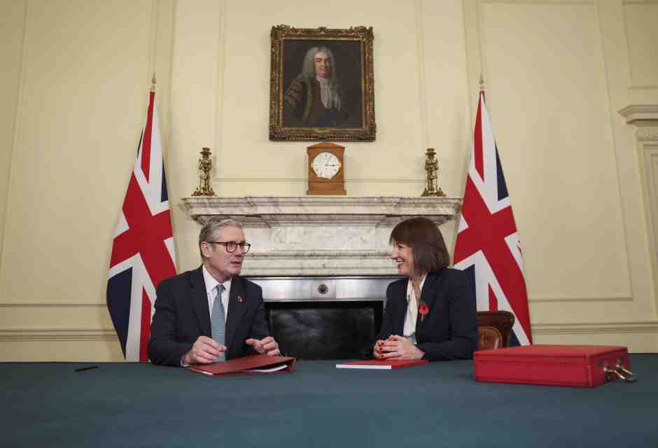 Alla prova del budget, il governo Starmer aumenta tasse e spesa