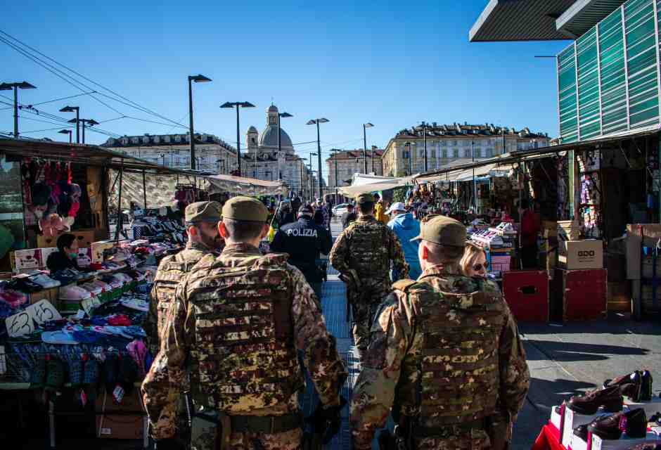 Più Strade Sicure e meno missioni internazionali: la strana manovra di Meloni