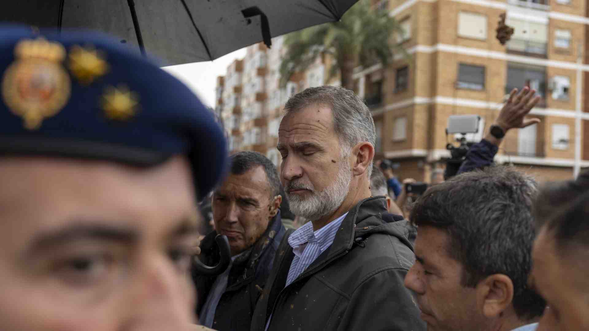 A Valencia si contano ancora le vittime dell'alluvione. Contestati il Re e il primo ministro Sanchez