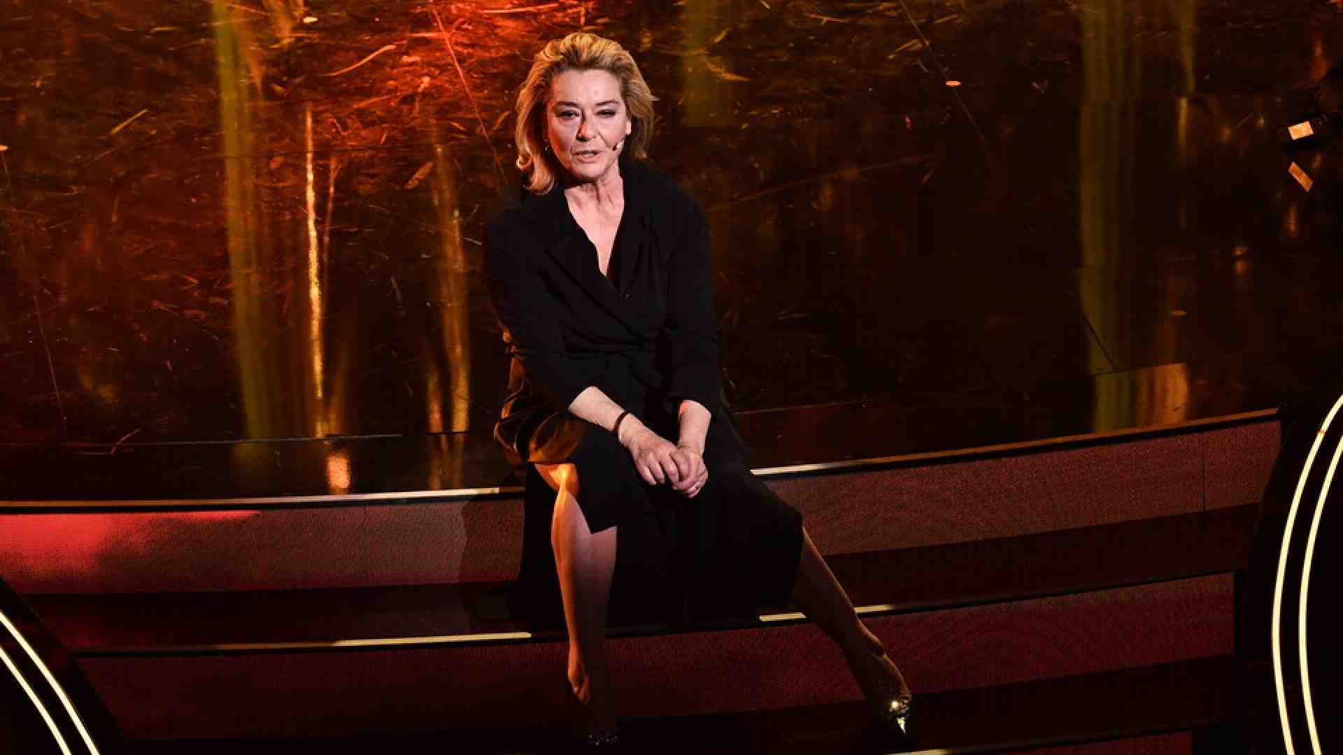 In “Inganno”, Monica Guerritore si lega a un uomo molto più giovane di lei