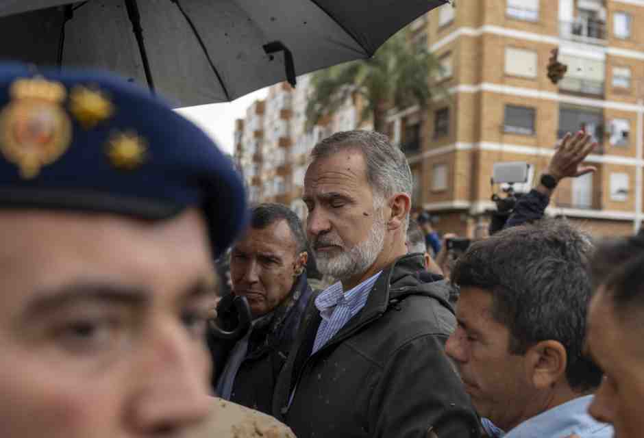 A Valencia si contano ancora le vittime dell'alluvione. Contestati il Re e il primo ministro Sanchez