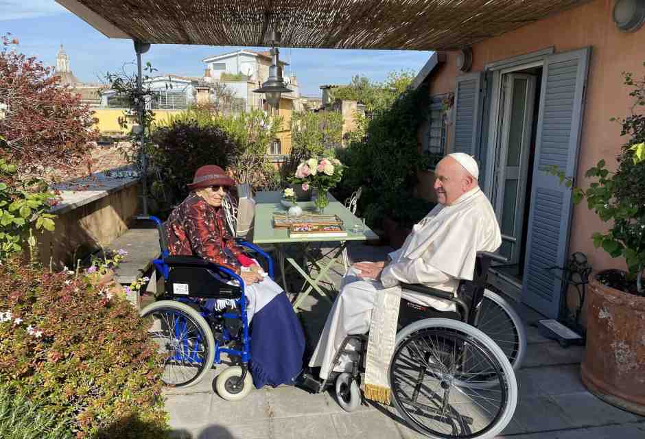 Papa Francesco in visita a sorpresa a casa di Emma Bonino: "Un esempio di libertà e resistenza”