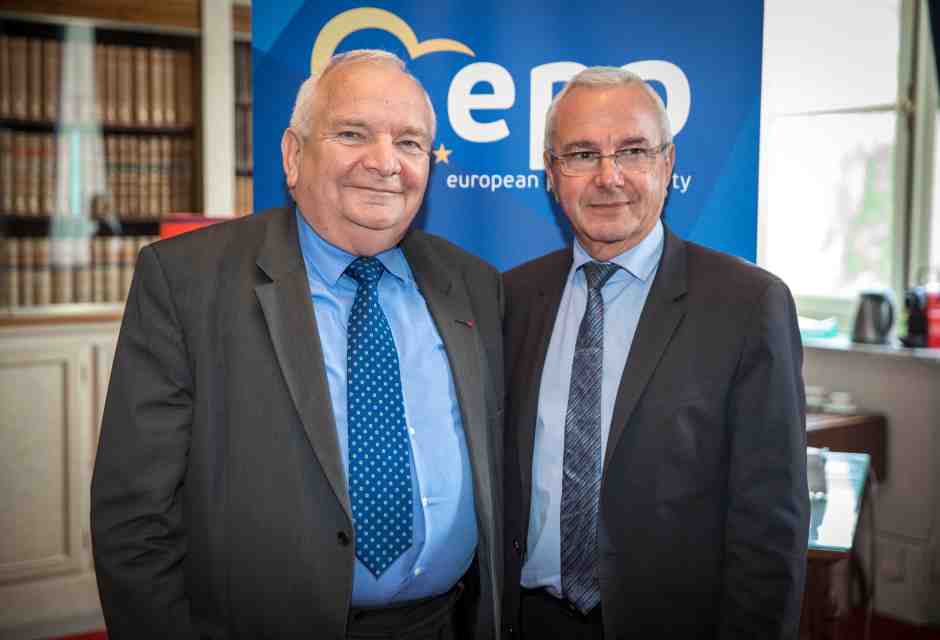 Prima di una legge sull’eutanasia serve garantire a tutti le cure palliative. Lezione dalla Francia