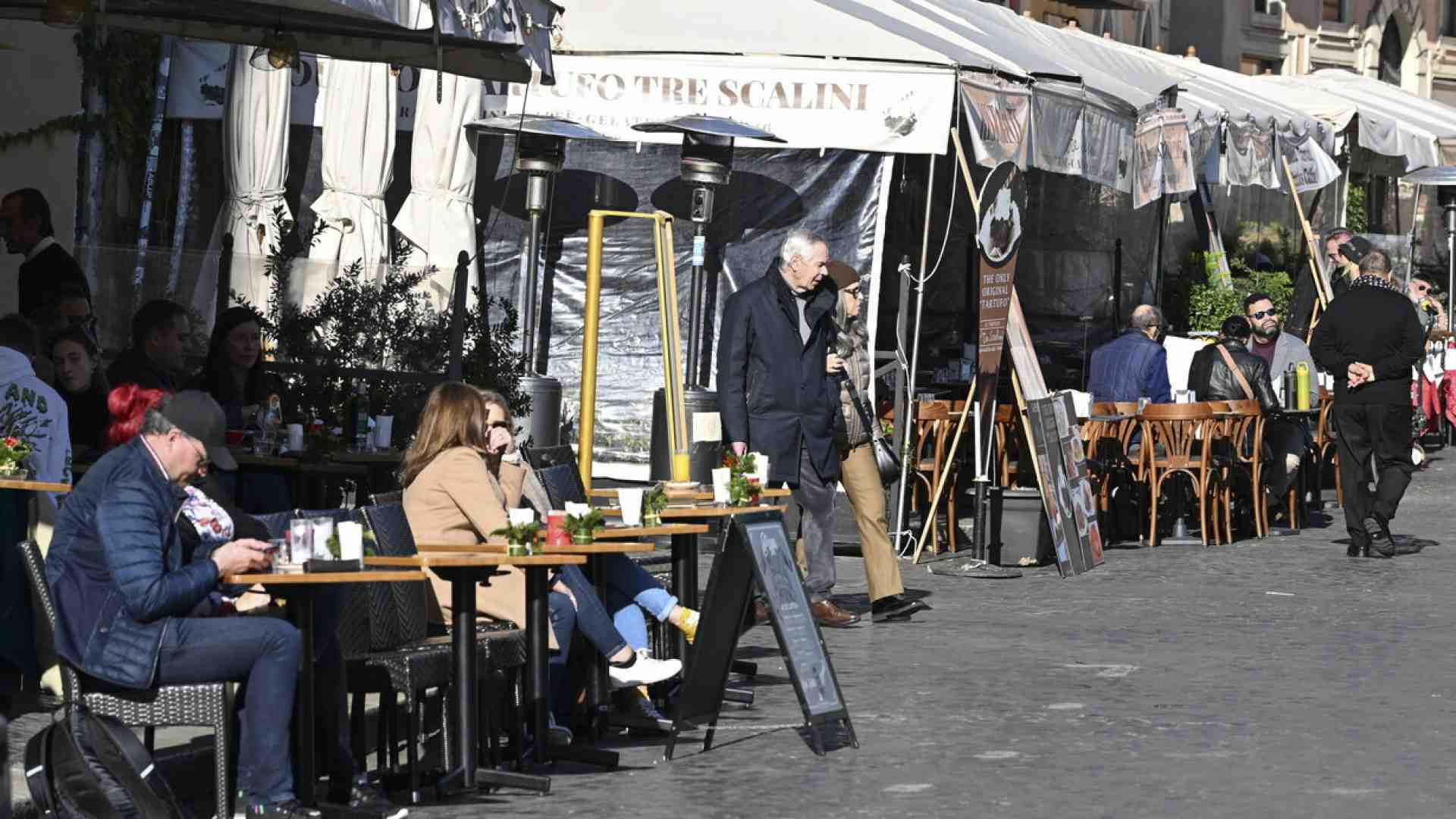 A Roma non c'è mai posto nei ristoranti perché non si copula più