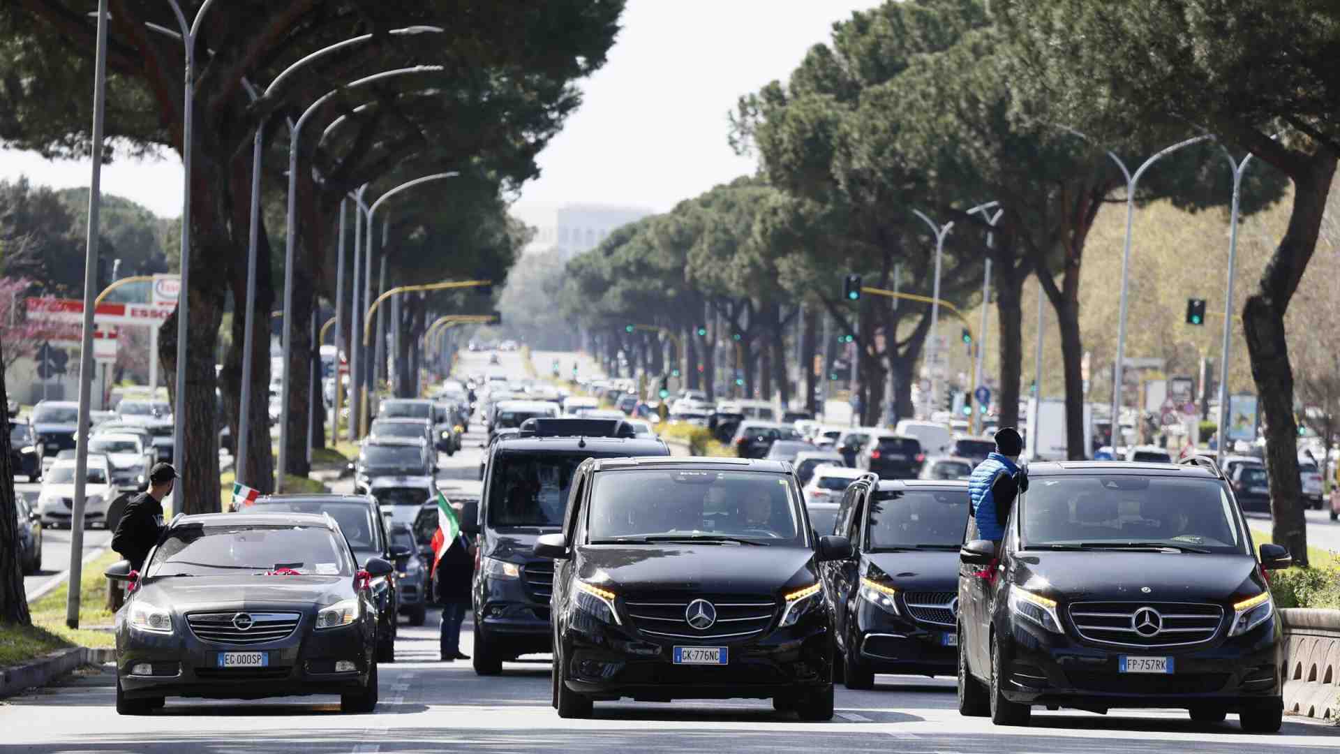 Un altro colpo (ridicolo) agli Ncc: soffocare la concorrenza sulla mobilità