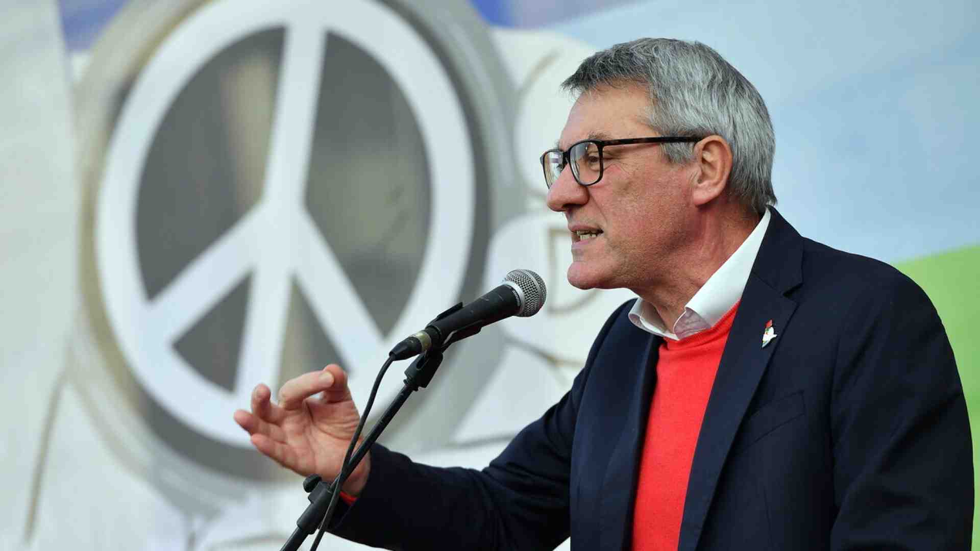 Incitando alla “rivolta sociale”, Landini avvicina la Cgil  ai Cobas