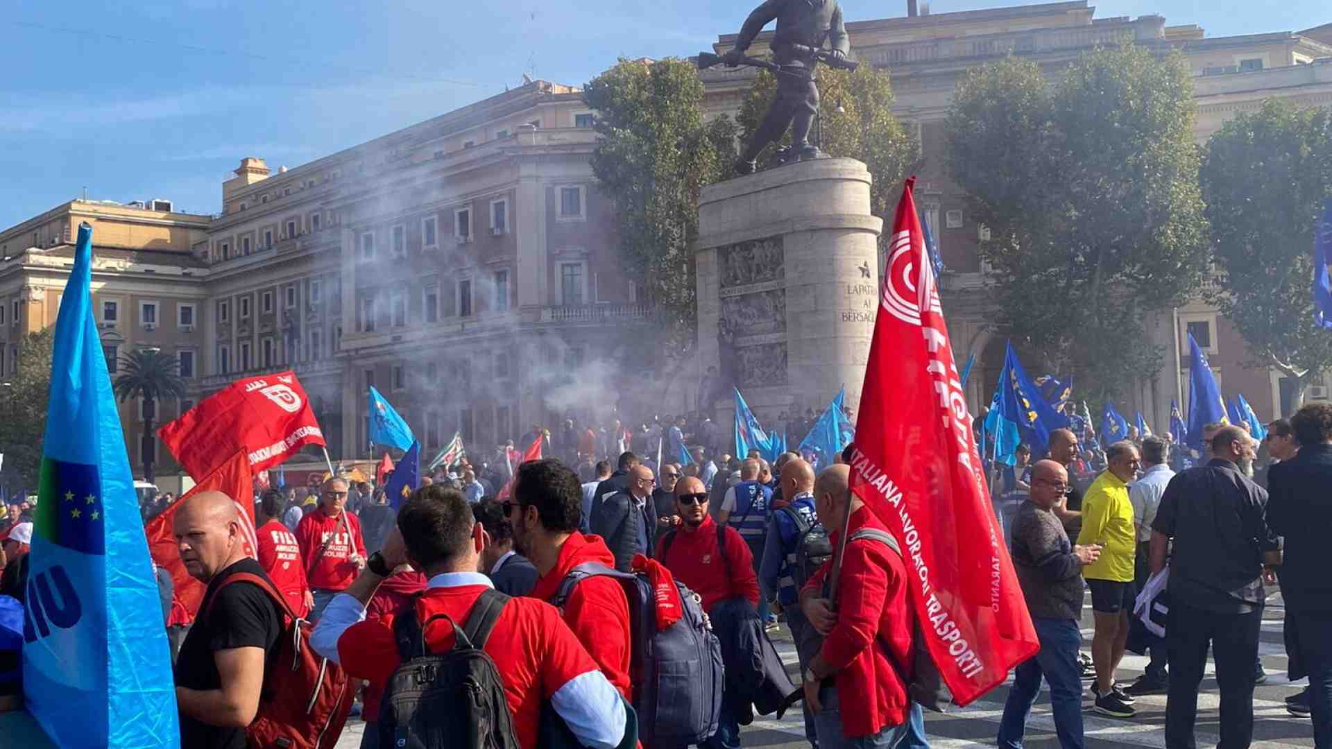 Schlein nascosta tra gli autisti Atac in sciopero. Landini: “Elly dov’è?”