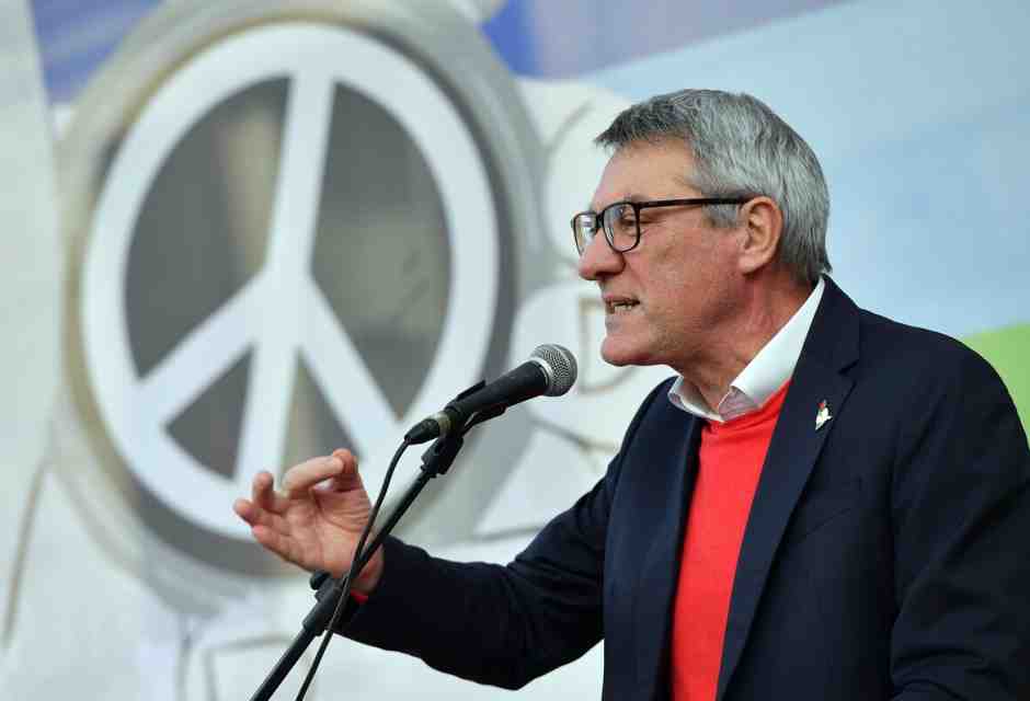 Incitando alla “rivolta sociale”, Landini avvicina la Cgil  ai Cobas