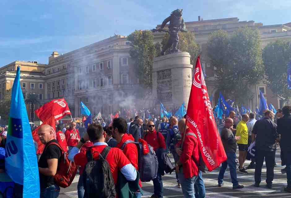 Schlein nascosta tra gli autisti Atac in sciopero. Landini: “Elly dov’è?”