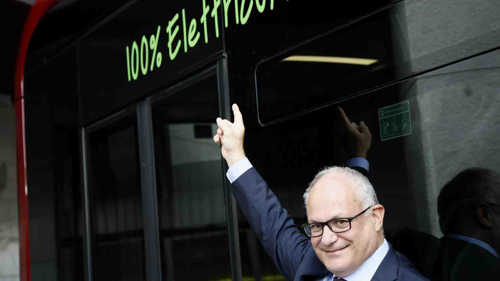 “Gualtieri che indica cose”, fenomenologia di un Sindaco-influencer