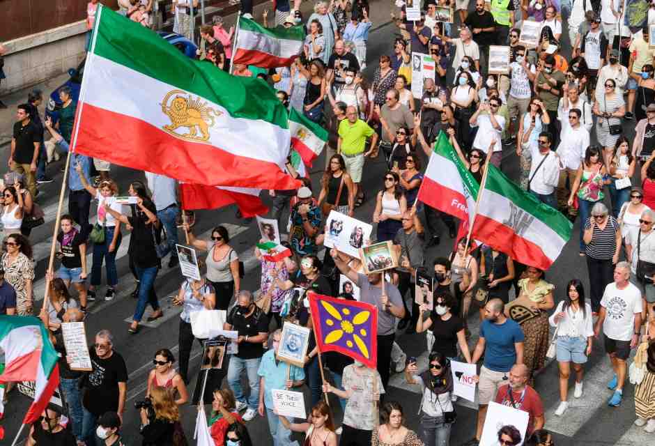 Nudi contro il potere. Da san Francesco a Lady Godiva, chi si è svestito per protestare