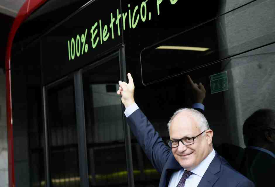 “Gualtieri che indica cose”, fenomenologia di un Sindaco-influencer