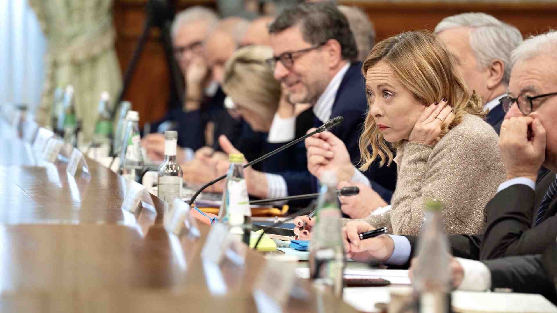 Sindacati a Palazzo Chigi per la manovra. Meloni: "Nessuna rivolta quando si aiutavano le banche"