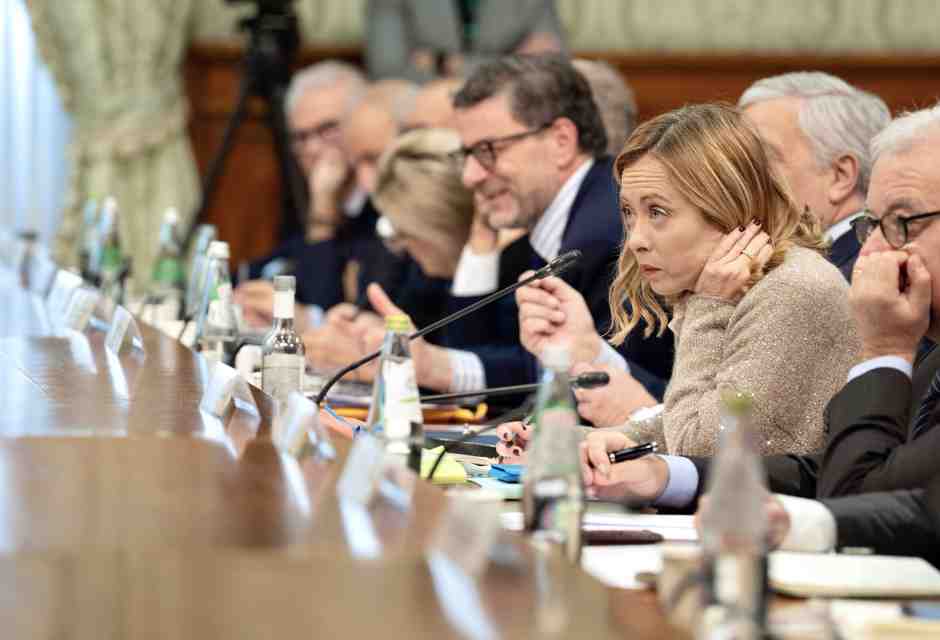 Sindacati a Palazzo Chigi per la manovra. Meloni: "Nessuna rivolta quando si aiutavano le banche"