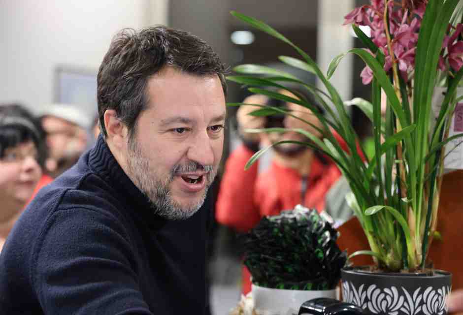 Ora sono "covi di zecche". Ma Salvini da giovane difendeva i centri sociali: "Mi ritrovo in quelle idee"