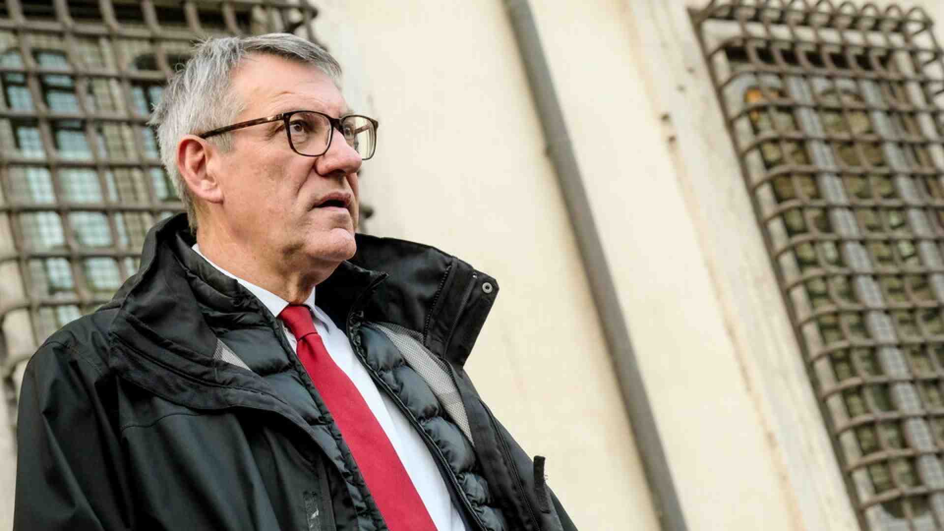 Landini farebbe meglio a leggere il testo e non solo il titolo prima di regalare i libri