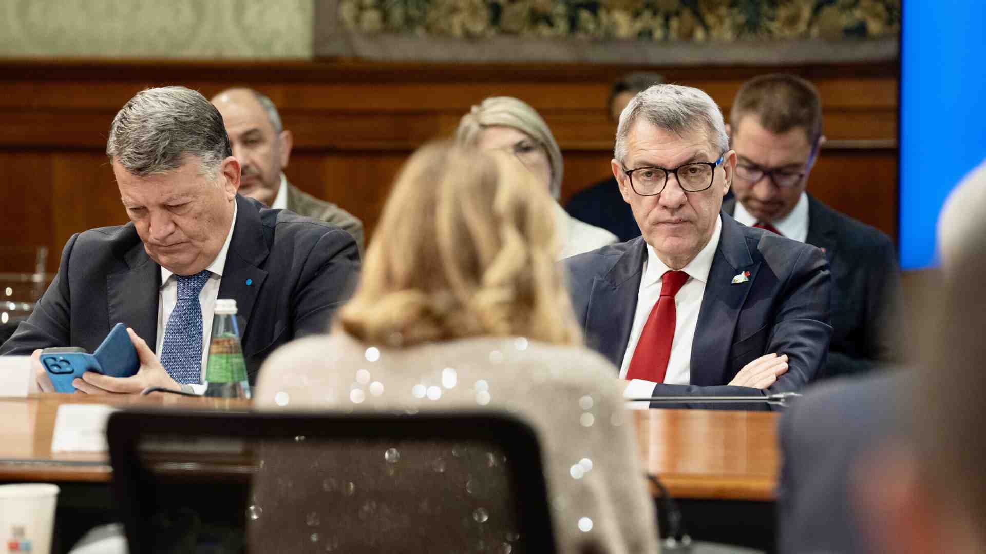 Landini e Bombardieri le regalano la calcolatrice, Meloni gli mostra i conti del Superbonus