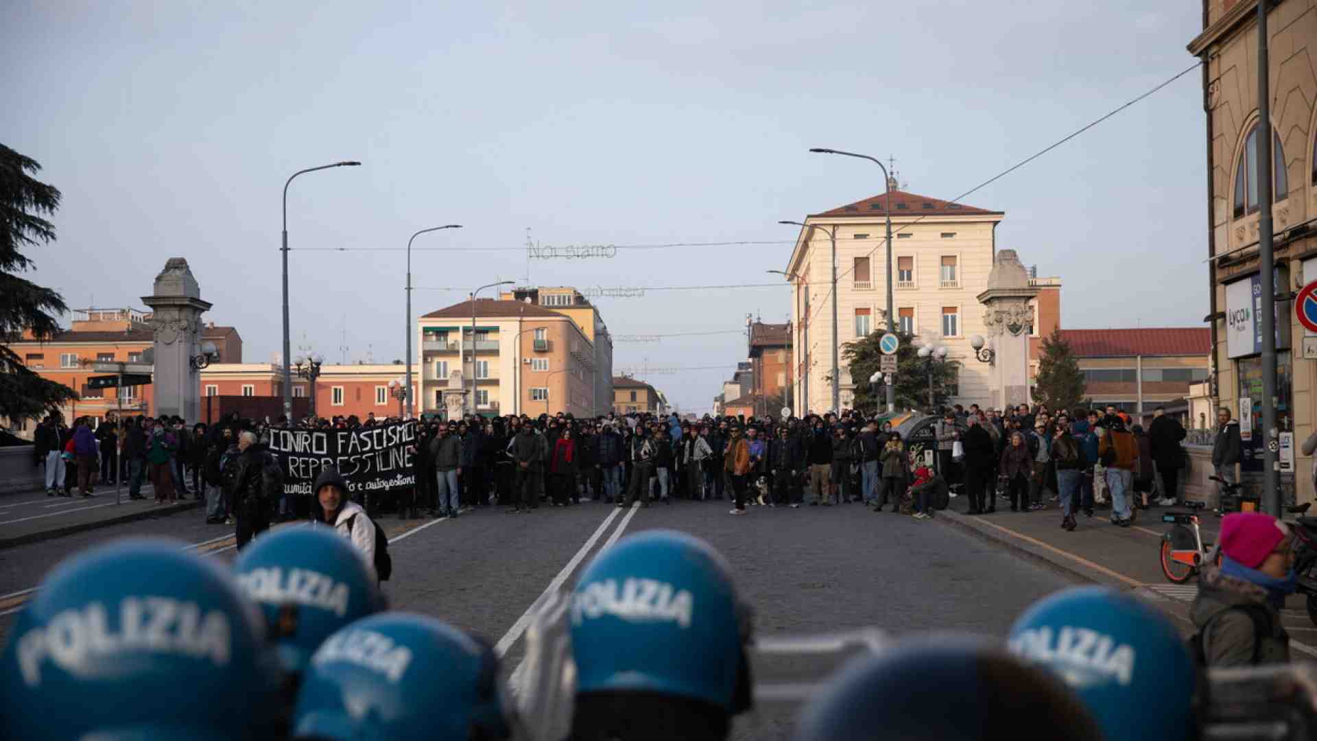 Zecche rosse e camicie nere: "La situazione a Bologna è stata gestita con i piedi", dice Paolo Pombeni