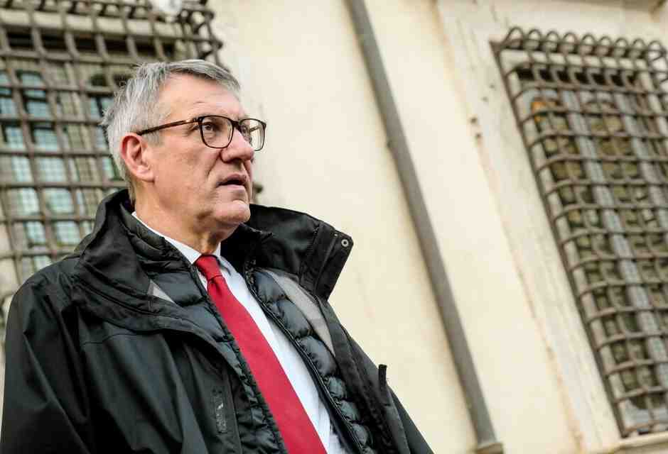 Landini farebbe meglio a leggere il testo e non solo il titolo prima di regalare i libri