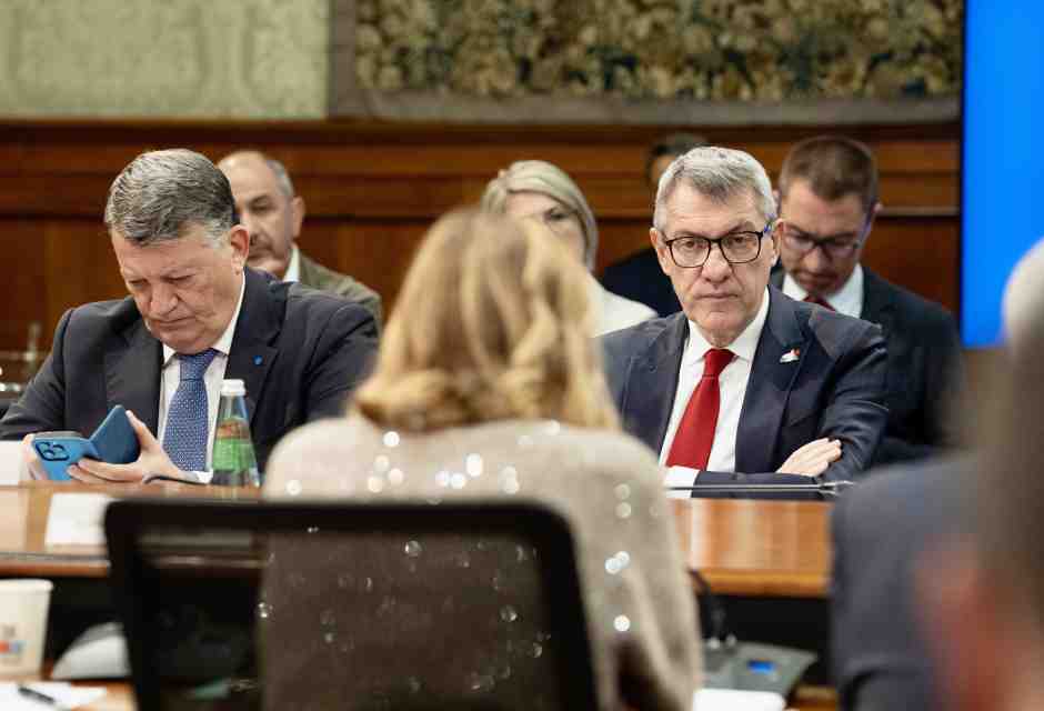 Landini e Bombardieri le regalano la calcolatrice, Meloni gli mostra i conti del Superbonus