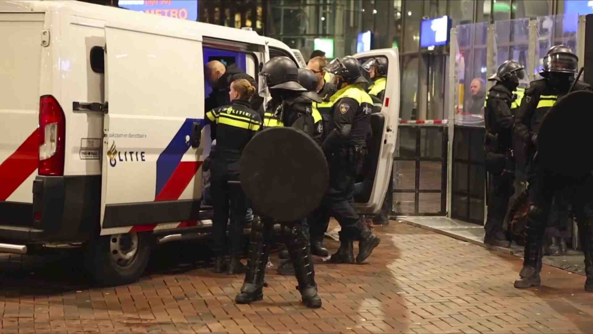 Sui social una pagina ha istigato il linciaggio di Amsterdam tra falsità e propaganda