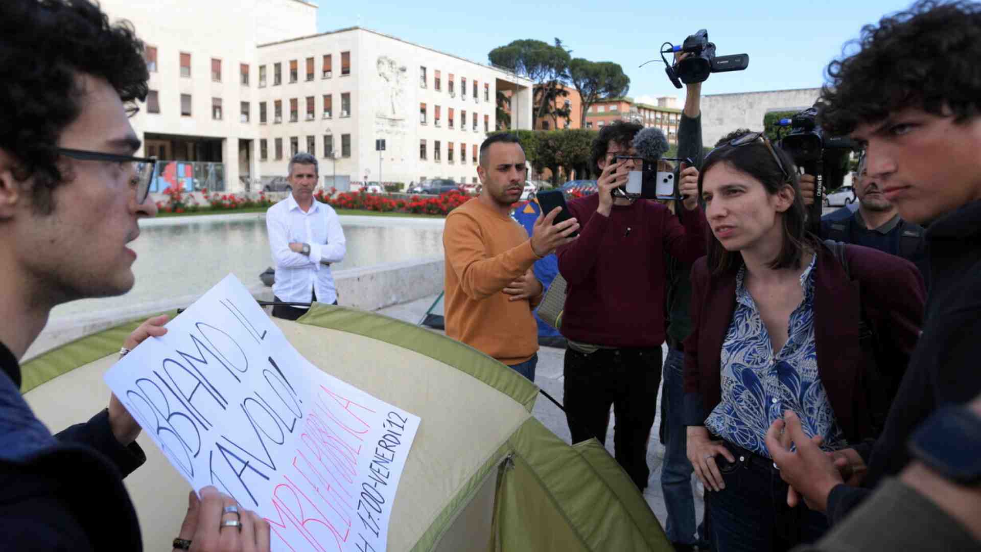 Meglio le tende degli alloggi. I sindaci dem disertano il bando Pnrr, ma Schlein preferisce inseguire l’Udu