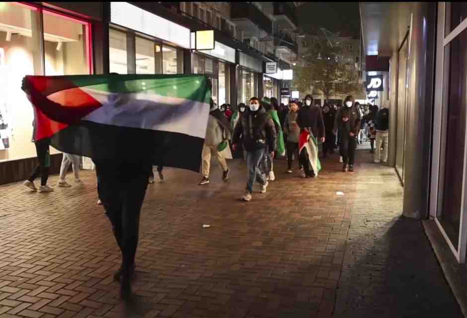 Israele gioca oggi a Parigi in uno stato di assedio. E la Uefa tace sul pogrom di Amsterdam