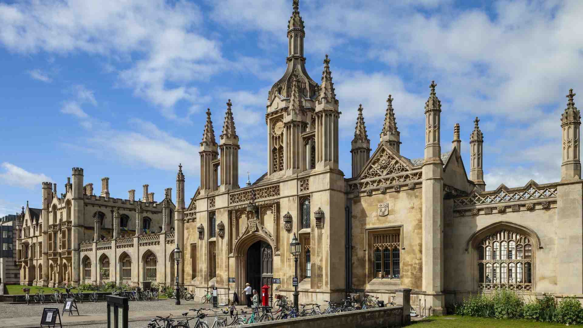 Pazza idea: tasse più alte per gli studenti inglesi