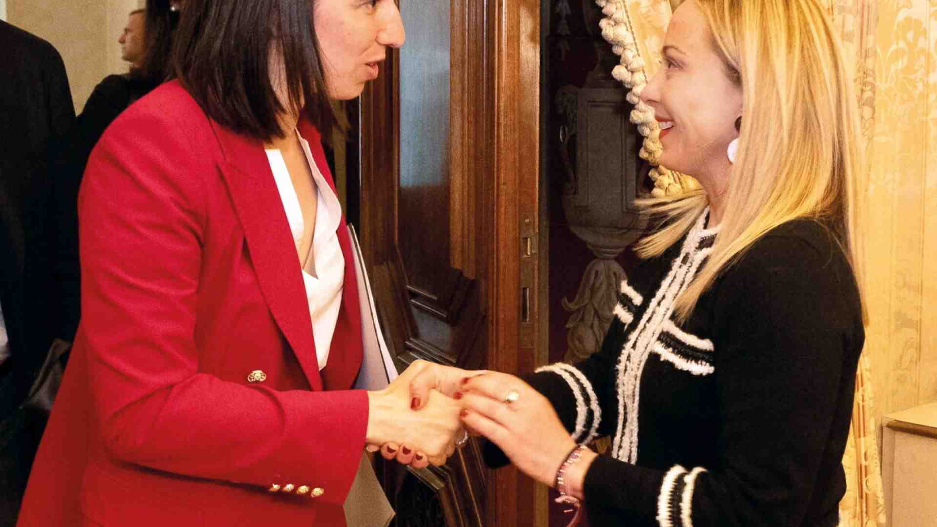 Schlein chiama Meloni per confermarle le indiscrezioni sull'Anci. I giochi Lega per Manfredi