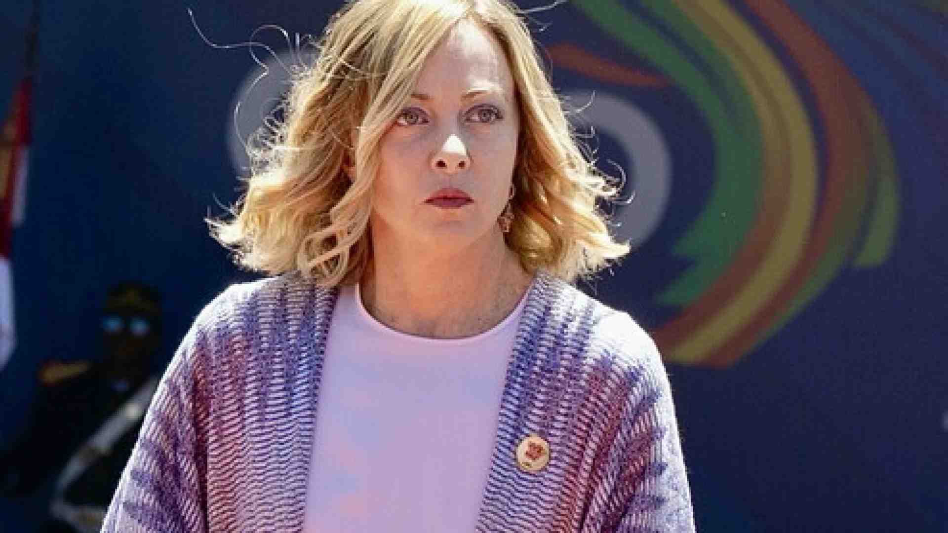 Meloni difende Delmastro: "Parlava di mafia". E su Valditara: "Un problema migranti c'è"