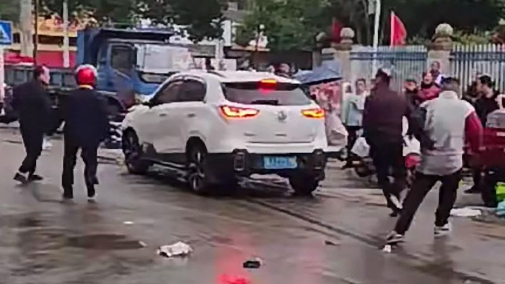 Auto investe alunni di una scuola. A una settimana dalla strage di Zhuhai