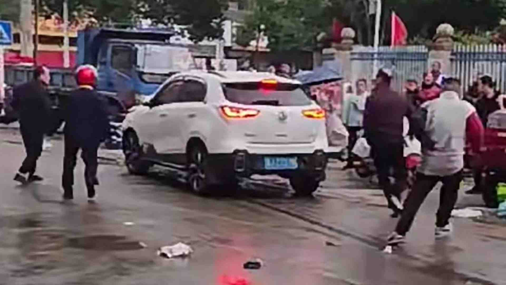 Auto investe alunni di una scuola. A una settimana dalla strage di Zhuhai