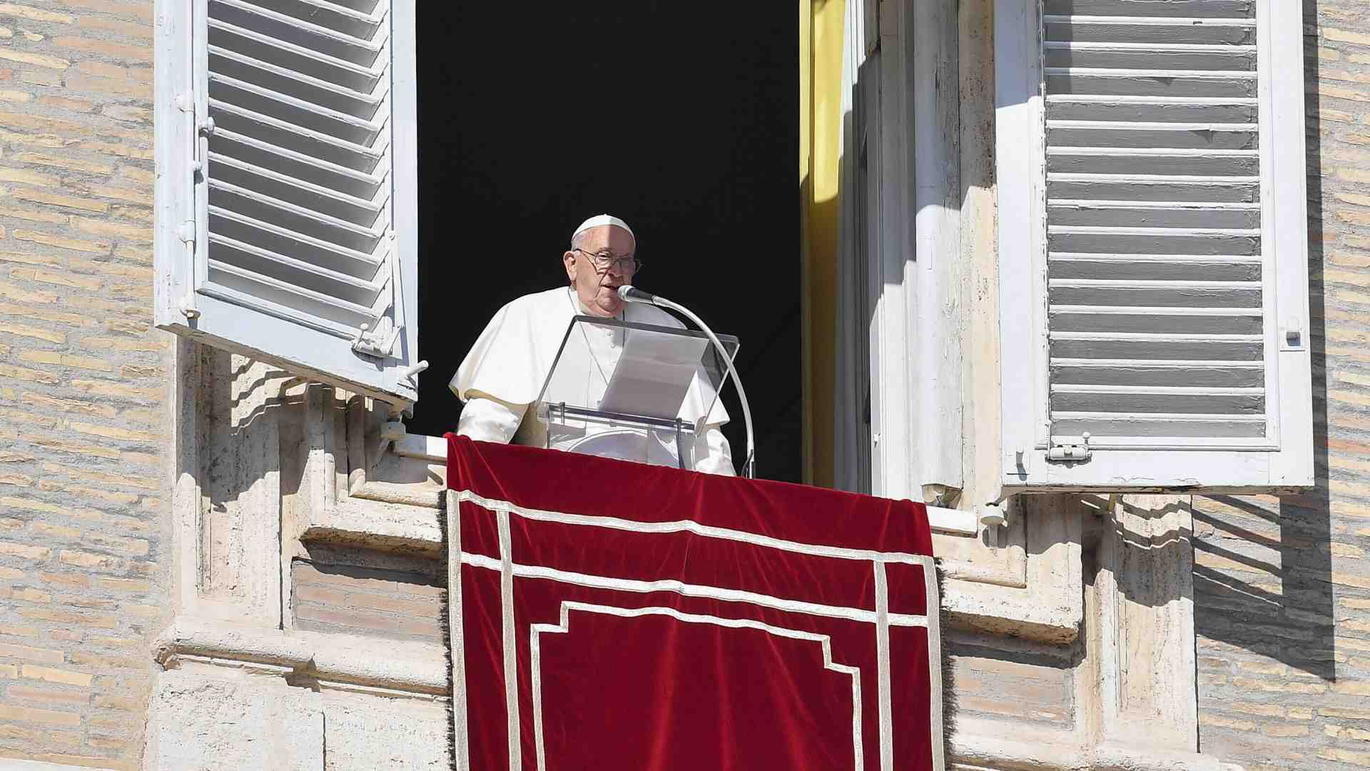 Papa Francesco tra i banchi di scuola