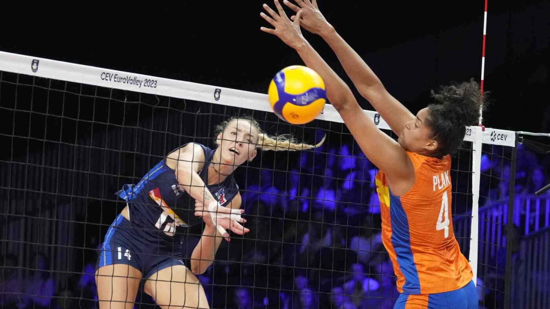 La difficoltà di fermarsi, l'urgenza di tornare. Intervista a Elena Pietrini