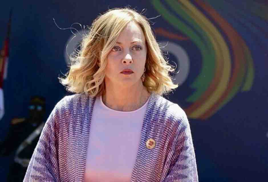 Meloni difende Delmastro: "Parlava di mafia". E su Valditara: "Un problema migranti c'è"