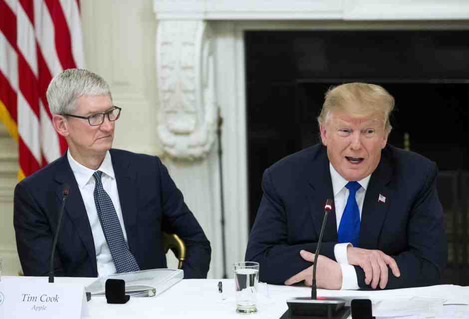 Da un incidente all’esenzione dai dazi, il rapporto travagliato fra Cook e Trump