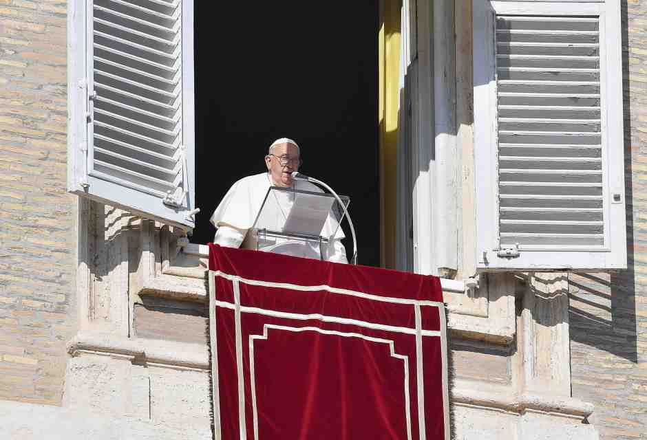 Papa Francesco tra i banchi di scuola