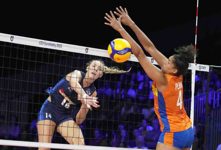 La difficoltà di fermarsi, l'urgenza di tornare. Intervista a Elena Pietrini