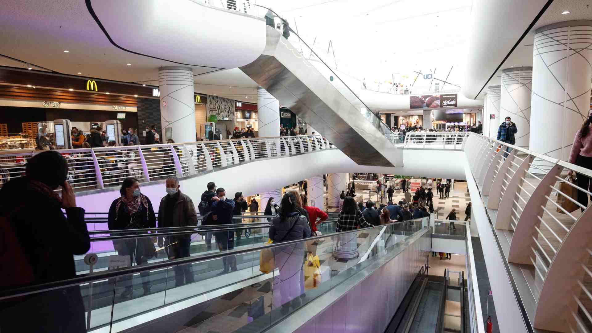 Negli outlet si realizza la secessione del ceto medio