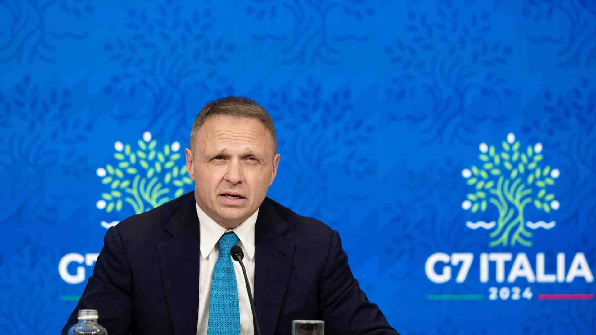 La samba di Lollo, all'assalto della Finanziaria: nuovi compensi per commissari, vuole un deputato di FdI al Masaf